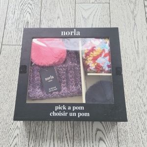 Norla . 3 Pompoms